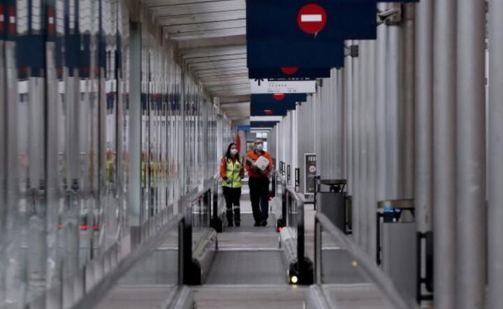 Sanitariusze idą wzdłuż tymczasowego szpitala utworzonego w pawilonie w centrum kongresowo-wystawienniczym Ifema w Madrycie, Hiszpania, 23 marca 2020 r. / autor: PAP/EPA/Ballesteros