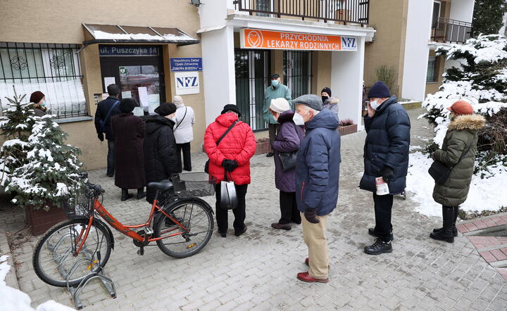 kolejka do zapisów na szczepienie przeciwko Covid-19 / autor: fotoserwis PAP