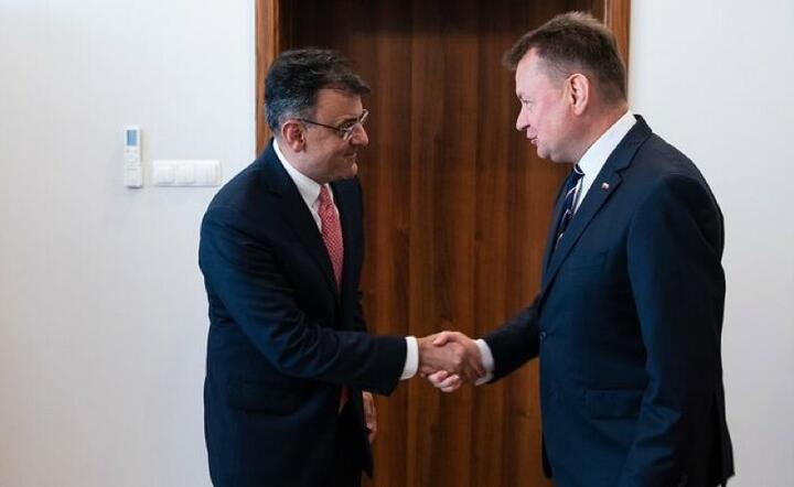 Spotkanie szefa MON Mariusza Błaszczaka (P) z wiceprezesem Google Karanem Bhatią / autor: Twitter / @mblaszczak