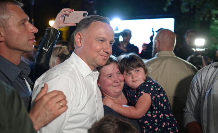 Prezydent Andrzej Duda po debacie w Końskich spotkał się z mieszkańcami / autor: PAP/ Marcin Obara