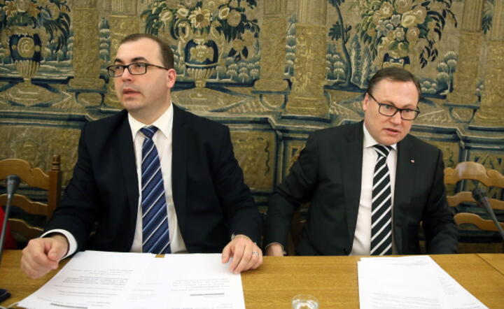 Szef sejmowej komisji finansów Andrzej Jaworski (PiS) i przewodniczący senackiej komisji finansów Grzegorz Bierecki na posiedzeniu poświęconym sprawie banków spółdzielczych, fot. PAP/ Tomasz Gzell