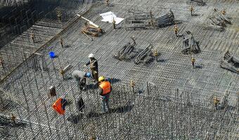 Zastój w budownictwie, sprzedaż detaliczna w górę