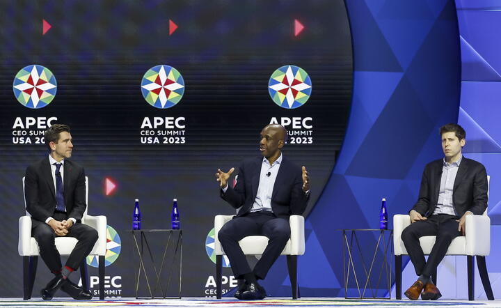 Sam Altman (pierwszy z prawej) na konferencji Wspólnoty Gospodarczej Azji i Pacyfiku w San Francisco / autor: PAP/EPA