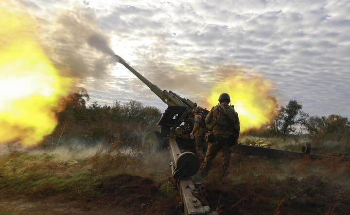 wojsko ukraińskie strzela z przejętej rosyjskiej haubicy Msta-B 152.4 mm / autor: fotoserwis PAP
