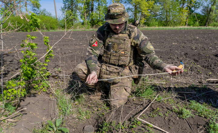 Ukraiński saper przy rozminowywaniu terenu / autor: PAP/Mykola Kalyeniak