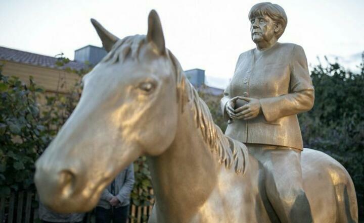 pomnik byłej kanclerz Angeli Merkel w Etsdorf / autor: Alex Taylor/Twitter