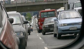 Kierowcy w korkach tracą 13,1 mln zł dziennie i 3,5 mld zł rocznie. Warszawa spadła na czwarte miejsce