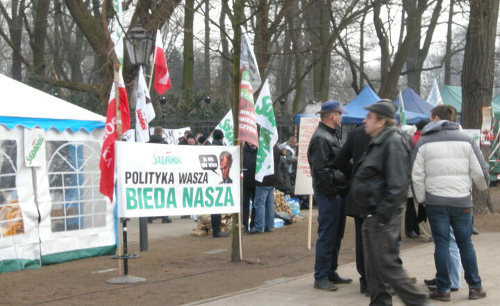 Protestujący rolnicy przed Kancelarią Rządu, 23 lutego 2015