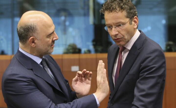  Komisarz gospodarcki Pierre Moscovici i szef Eurogrupy Jeroen Dijsselbloem na spotkaniu ministrów finansów krajów strefy euro, fot. PAP/EPA/OLIVER HOSLET