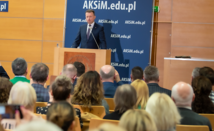 minister obrony Mariusz Błaszczak na Akademii Kultury Społecznej i Medialnej w Toruniu  / autor: Twitter/MON