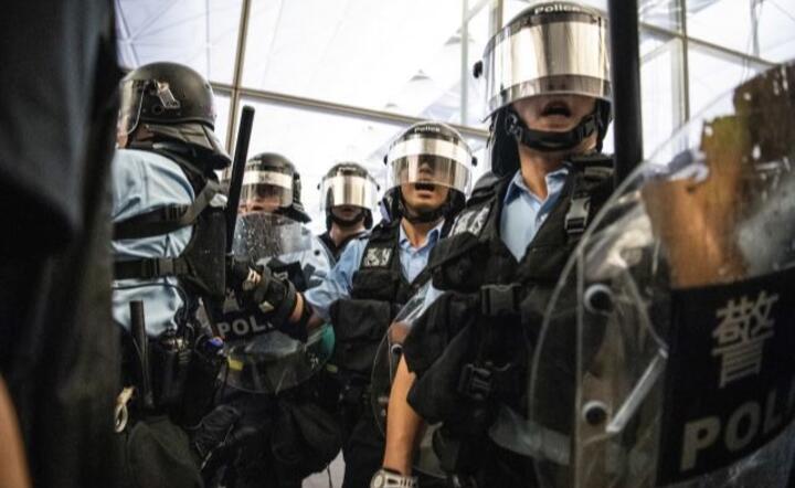 Policja na lotnisku w Hong Kongu / autor: PAP/EPA/LAUREL CHOR