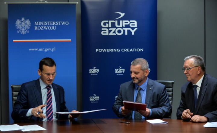 Wicepremier i minister rozwoju Mateusz Morawiecki oraz prezes zarządu Grupy Azoty Mariusz Bober (2P) podczas uroczystości podpisania umowy Ministerstwa Rozwoju z Grupą Azoty na finansowe wsparcie budowy Centrum Badawczo-Rozwojowego, fot. PAP/Marcin Obara