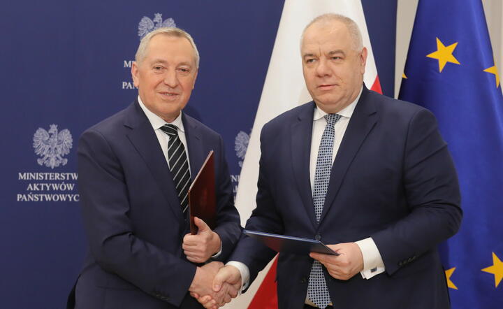  Wicepremier, minister aktywów państwowych Jacek Sasin (P) oraz wicepremier, minister rolnictwa i rozwoju wsi Henryk Kowalczyk (L)  / autor: PAP/Paweł Supernak