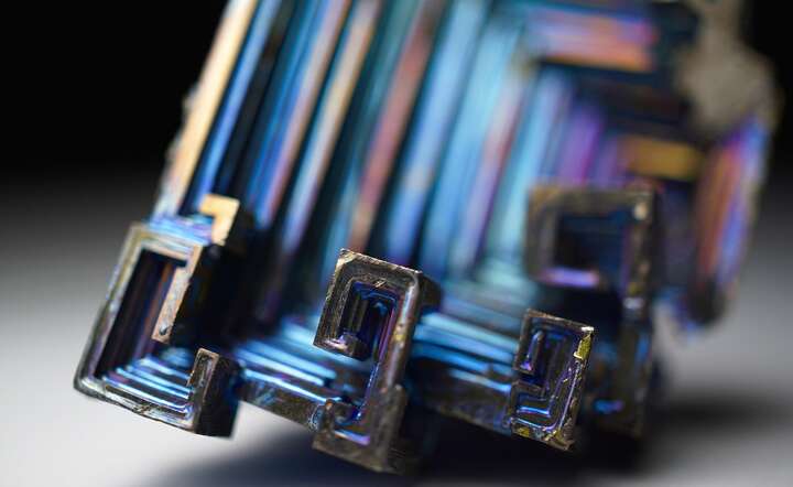 Kryształ bizmutu, jednego z rzadkich metali. Chiny są jednym z głównych jego producentów na świecie / autor: Pixabay