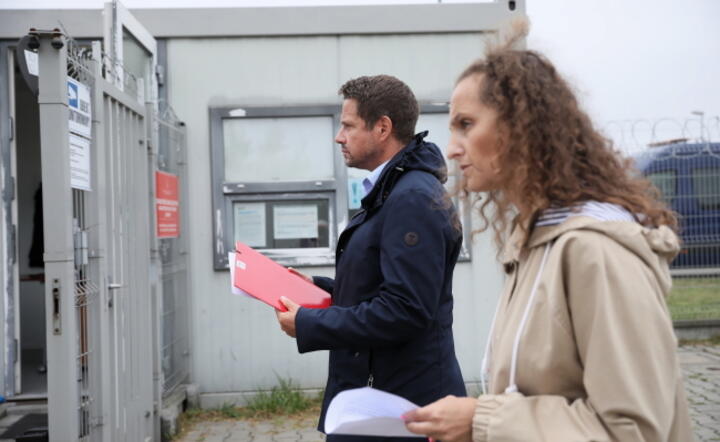  Prezydent Warszawy Rafał Trzaskowski (L) i rzecznik prasowy Urzędu m.st. Warszawy Karolina Gałecka (P) po konferencji prasowej przed siedzibą MPWiK przy ulicy Farysa na warszawskich Bielanach / autor: PAP/ Leszek Szymański