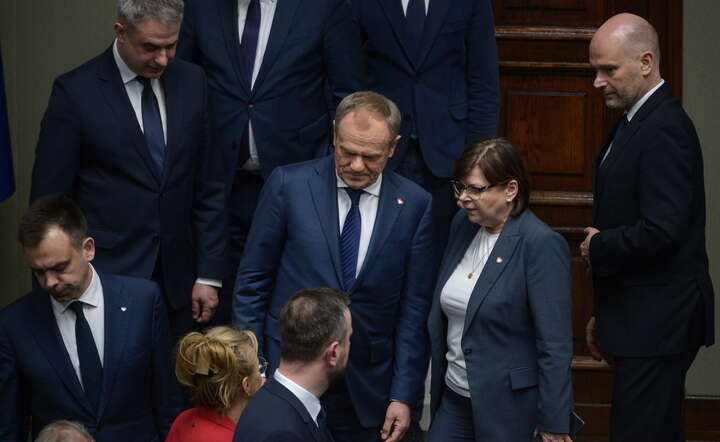 Premier Donald Tusk (C), wicepremier, minister cyfryzacji Krzysztof Gawkowski (2L), minister zdrowia Izabela Leszczyna (2P), minister spraw wewnętrznych i administracji Marcin Kierwiński (L), minister-członek Rady Ministrów Maciej Berek (P) i minister finansów Andrzej Domański (L) na sali obrad Sejmu w Warszawie / autor: PAP/Marcin Obara