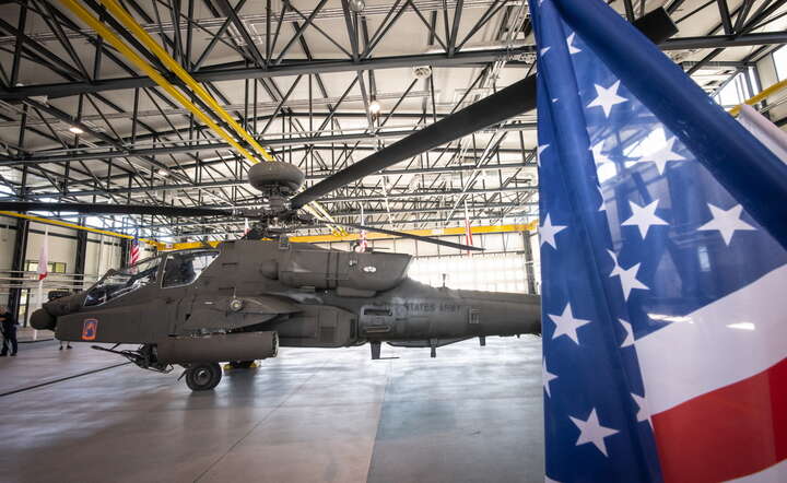 Śmigłowiec uderzeniowy AH-64E Apache zaprezentowany na uroczystości podpisania umowy w Inowrocławiu / autor: PAP/Tytus Żmijewski