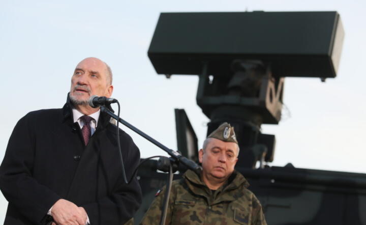 Minister obrony narodowej Antoni Macierewicz (L) i zastępca dowódcy generalnego Rodzajów Sił Zbrojnych generał dywizji Jan Śliwka (P) podczas wizyty w 3 Brygadzie Rakietowej Obrony Powietrznej w Sochaczewie / autor: Fot. PAP/ Leszek Szymański