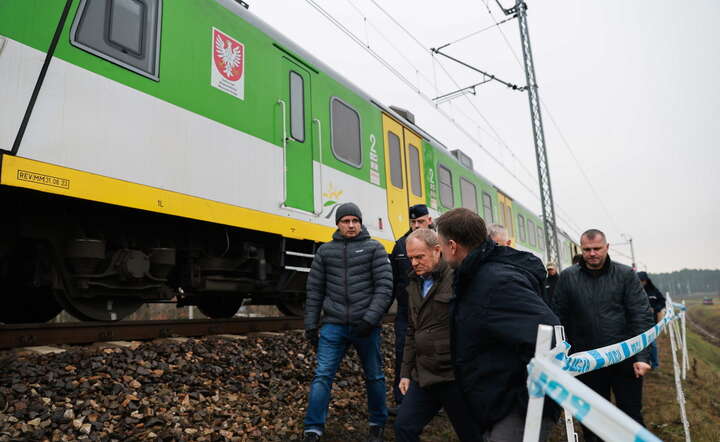 Premier Donald Tusk (2L) przy zniszczonym fragmencie torowiska na trasie Dęblin-Warszawa w okolicy miejscowości Mika / autor: PAP/KPRM