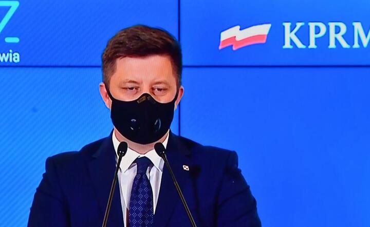 Szef KPRM Michał Dworczyk podczas transmisji konferencji / autor: PAP/Piotr Nowak