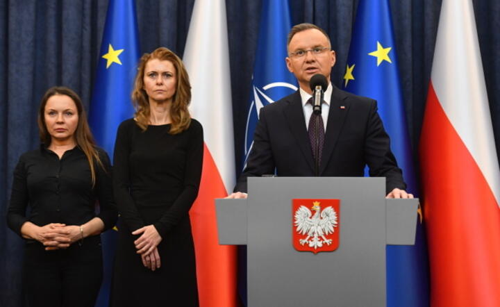 Prezydent RP Andrzej Duda, żona Mariusza Kamińskiego Barbara Kamińska (L) i żona Macieja Wąsika Romualda Wąsik (C) podczas oświadczenia, 23 bm. w Pałacu Prezydenckim w Warszawie.  / autor: PAP/Radek Pietruszka