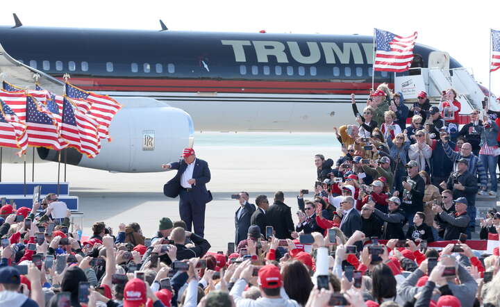 Donald Trump podczas jednego z wieców wyborczych / autor: PAP/EPA/MARK LYONS