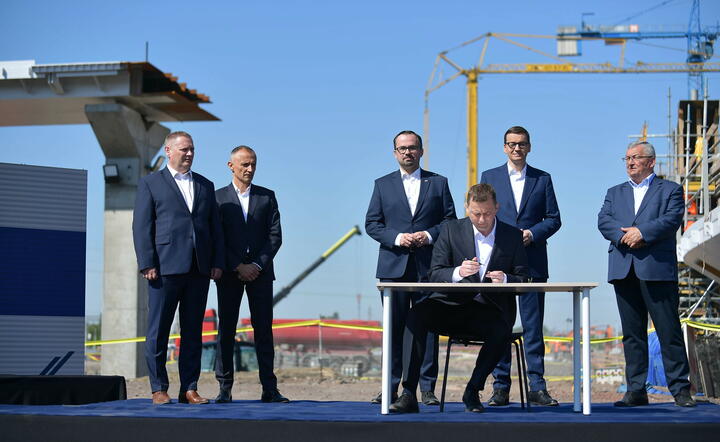 premier Mateusz Morawiecki, minister infrastruktury Andrzej Adamczyk, wiceminister infrastruktury Marcin Horała / autor: fotoserwis PAP