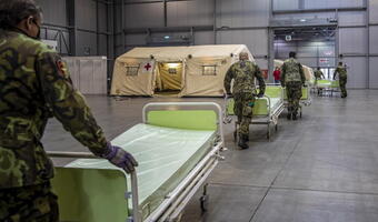 Covid: śmiertelność w Polsce wzrosła niemal dwukrotnie