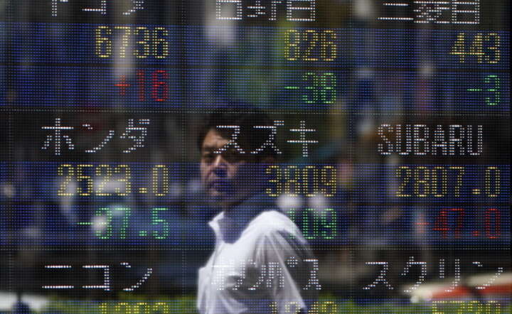 Notowania indeksu Nikkei giełdy tokijskiej / autor: PAP/EPA/Franck Robichon