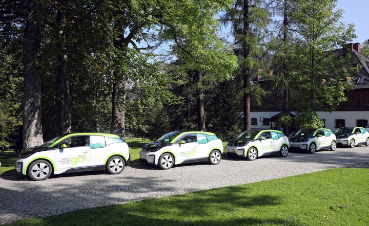 Elektryczne BMW czekają w Zakopanem / autor: PAP
