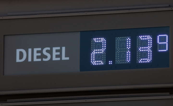 Ceny detaliczne diesla w Niemczech po wprowadzeniu obniżki stawek podatkowych / autor: PAP/EPA/CLEMENS BILAN 