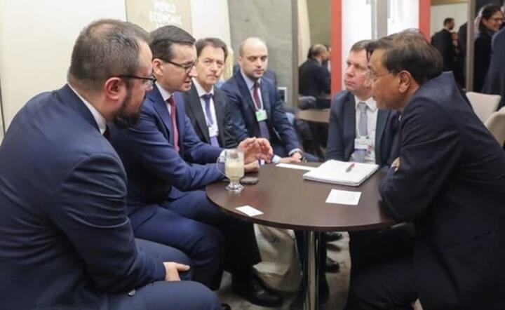Mateusz Morawiecki prowadził negocjacje z Lakshmi Mittalem podczas szczytu w Davos. Mittal jest prezesem ArcelorMittal, największego producenta stali na świecie. / autor: KPRM/Piotr Zajączkowski