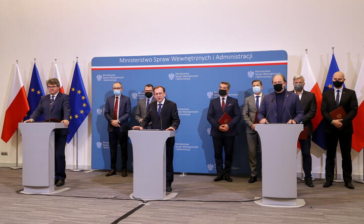 Konferencja prasowa po podpisaniu porozumienia / autor: PAP