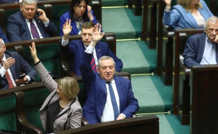 Poseł PiS Henryk Kowalczyk (C) na sali obrad Sejmu, 14 bm. w Warszawie. Trwa jednodniowe posiedzenie Sejmu. Posłowie przeprowadzą głosowania nad budżetem na 2020  / autor: PAP/Rafał Guz