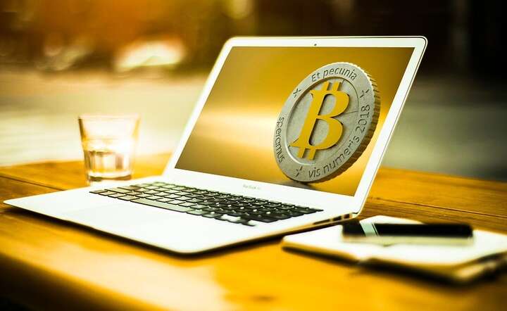Halving bitcoina to proces, w którym nagroda za wydobycie nowych bloków w sieci bitcoin jest zmniejszana o połowę / autor: Pixabay