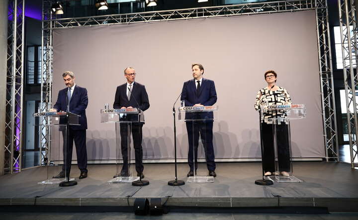 Od lewej: Markus Soeder (CSU), Friedrich Merz (CDU) oraz Lars Klingbeil i Saskia Esken (SPD) na konferencji prasowej / autor: PAP/EPA/CHRISTOPH SOEDER