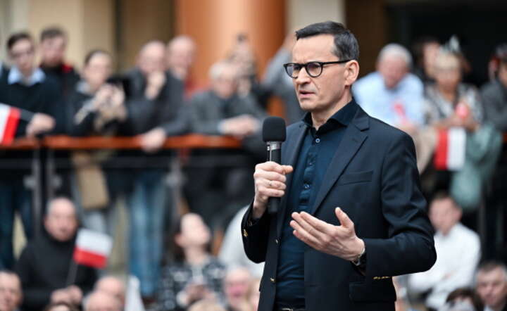 Były premier, poseł PiS Mateusz Morawiecki podczas spotkania z mieszkańcami  Legnicy / autor: PAP/Maciej Kulczyński