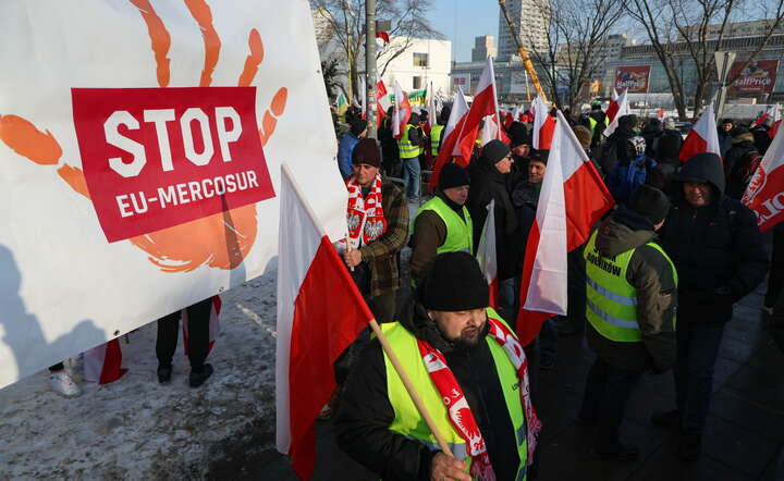 Rolnicy protestują przeciwko umowie UE–Mercosur oraz przeciwko obecnej polityce rządu wobec wsi i rolnictwa. Protestujący rolnicy zgromadzili się na Placu Defilad / autor: PAP/Paweł Supernak