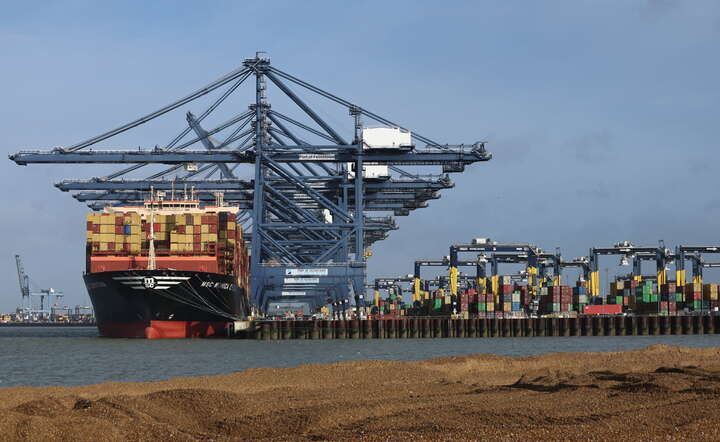 Terminal kontenerowy Felixstowe w Wielkiej Brytanii / autor: PAP/ EPA/NEIL HALL