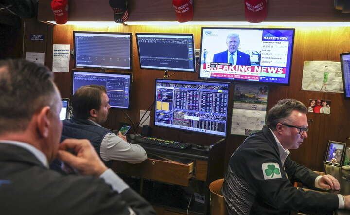 Maklerzy na parkiecie giełdy NYSE w Nowym Jorku obserwują informacje o decyzjach prezydenta USA, 23 marca 2026 / autor: PAP/EPA/SARAH YENESEL