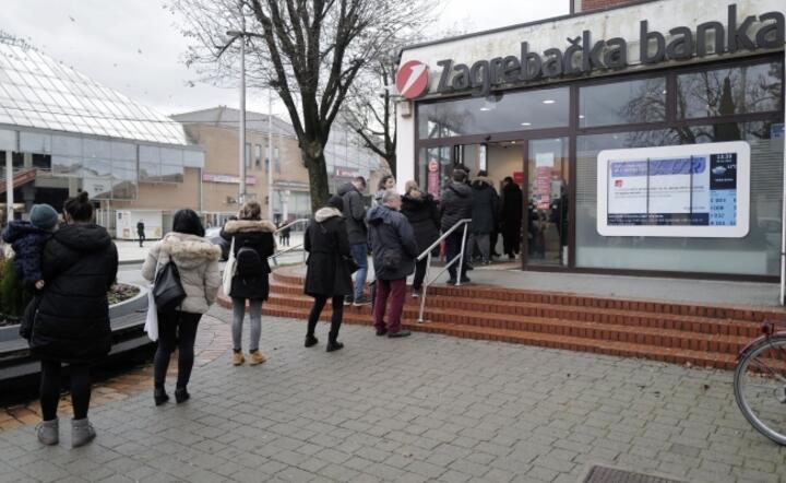 Do końca grudnia przed kantorami wymiany walut w Zagrzebiu stały duże kolejki / autor: PAP/EPA/ANTONIO BAT