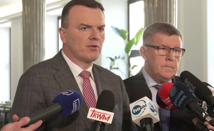 Posłowie PiS Mariusz Krystian (L) i Zbigniew Kuźmiuk (P) na konferencji prasowej w sprawie opłaty reprograficznej / autor: X @pisorgpl - screen