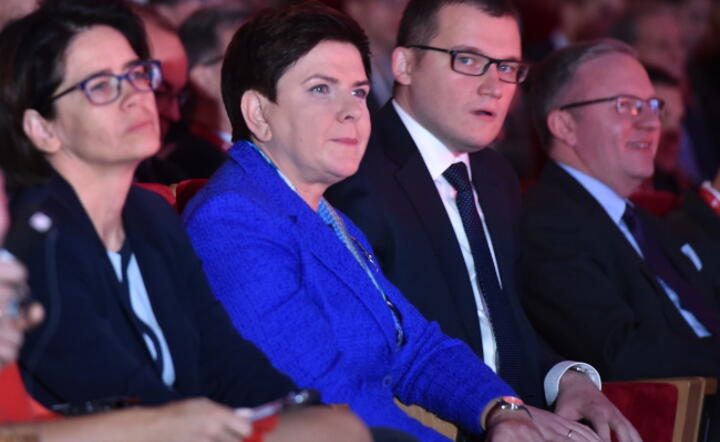 Minister Paweł Szefernaker (drugi z prawej) z premier Beatą Szydło i minister cyfryzacji Anną Streżyńską na koncfresie Cybersec 2017 / autor: PAP/Jacek Bednarczyk 