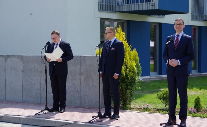 Senator Grzegorz Bierecki (pierwszy z lewej) odczytuje list prezesa PiS Jarosława Kaczyńskiego / autor: fot. Fratria / JŁ