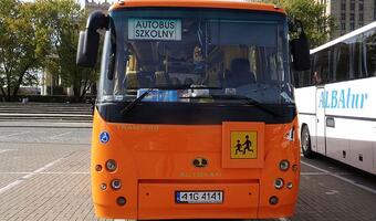 Zaczęły się wakacje. Warto skontrolować autobusy, którymi dzieci pojadą na wakacje