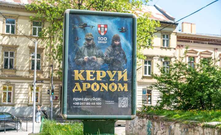 Plakat mobilizacyjny "Kieruj dronem", zachęcający do szkolenia na pilota dronów na Ukrainie, Lwów 2025 r. / autor: Fratria / LS
