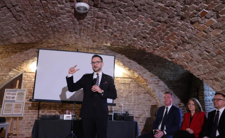 Minister rozwoju i technologii Waldemar Buda (L), posłowie PiS Joanna Lichocka (2P) i Marek Matuszewski (P) oraz senator PiS Przemysław Błaszczyk (2L) podczas spotkania z wyborcami w Łowiczu / autor: PAP/Marian Zubrzycki