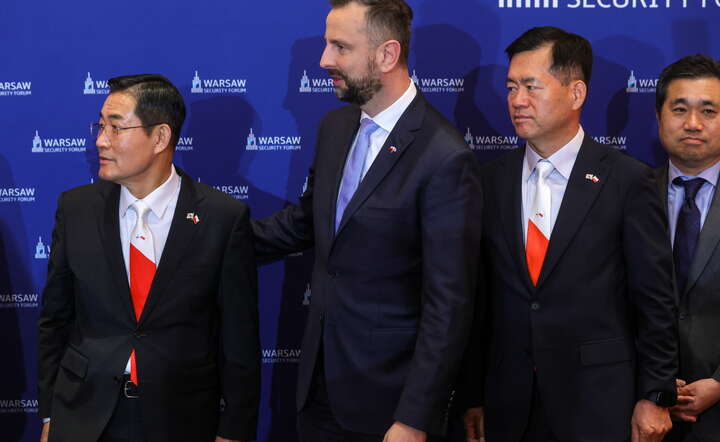 Minister obrony narodowej Korei Płd. Shin Won-sik (L), wicepremier, minister obrony narodowej Władysław Kosiniak-Kamysz (C) wzięli udział w obradach polsko-koreańskiego forum "Poland-South Korea Strategic Dialogue" / autor: PAP/Rafał Guz