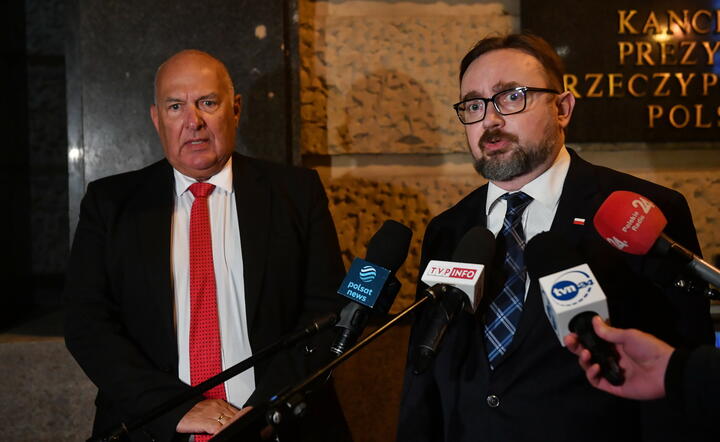 Minister finansów Tadeusz Kościński (L) i szef gabinetu prezydenta RP Paweł Szrot (P) / autor: PAP/Radek Pietruszka