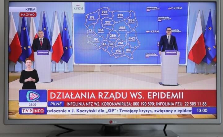 Transmisja konferencji prasowej premiera RP Mateusza Morawieckiego (P) i ministra infrastruktury Andrzeja Adamczyka (L) z KPRM w Warszawie.  / autor: PAP/Paweł Supernak